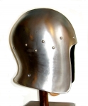 Armours - Medieval helmets - Sallet to Venetian - Helmet called sallet to Venetian, attached to the head and ribs marked by a median line between the front and neck. Opening facial U, which leaves the face uncovered.