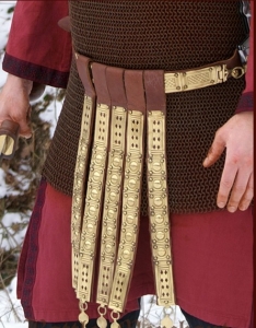 Cingulum Romano, Antica Roma - Armature Romane - Cingulum romano primo secolo A. C., cinturone vestito dai legionari romani, realizzato in cuoio ricoperto da placche in metallo con figure in rilievo.