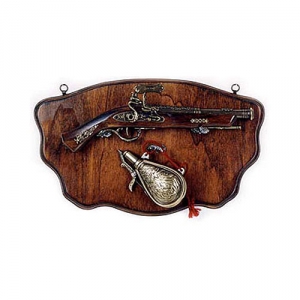 Panel with flintlock pistol and powder flask, Medieval - Firearms - Flintlock pistols, Old Guns - Exhibitor in shaped wood, provided with metal rings to hang it from the wall. It holds the not fireable reproduction of a flintlock pistol of the XVII century, size 45 X 26 cms.