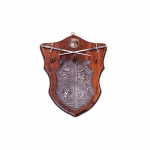 Medioevo - Oggettistica medievale - Trofei medievali - Pannello provvisto di scudo in metallo brunito ornato lavorato a rilievo.