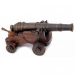 Medioevo - Miniature Storiche - Macchine e strumenti - Splendida riproduzione di un cannone in bronzo montato su affusto in legno ruotato, impiegato a bordo dei vascelli da guerra del XVIII secolo.