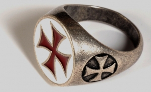 Anello Templare smaltato, Gioielli - Gioielli Templari medievali - Anello croce Templare smaltato, croce rossa su fondo bianco, in metallo con bagno in argento.
