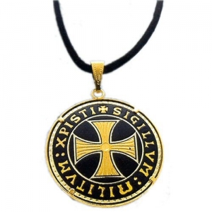 Ciondolo Templare, Gioielli - Gioielli Templari medievali - Un ciondolo in metallo dorato che riporta inciso, su sfondo nero, il sigillo di Vichiers: SIGILLUM MILITUM XRISTI.
