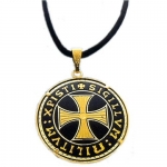 Gioielli - Gioielli Templari medievali - Un ciondolo in metallo dorato che riporta inciso, su sfondo nero, il sigillo di Vichiers: SIGILLUM MILITUM XRISTI.