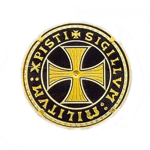 Spilla Templare, Gioielli - Gioielli Templari medievali - Una spilla in metallo dorato che riporta incisa, su sfondo nero, il sigillo di Vichiers: SIGILLUM MILITUM XRISTI.