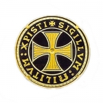 Gioielli - Gioielli Templari medievali - Una spilla in metallo dorato che riporta incisa, su sfondo nero, il sigillo di Vichiers: SIGILLUM MILITUM XRISTI.