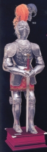 Medieval Armour (Spanish), Armours - Medieval Armour - The armour has been made in polished steel, characterized by floreal etchings on some parts and elaborated relief figures on others that make this model particularly rich. Provided with an arabesqued fabric gown.