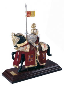 Cavaliere In Armatura, Medioevo - Miniature Storiche - Cavalieri - Uomo d'arme a cavallo su piedistallo in legno brunito. Miniatura di cavaliere da parata con grande elmo e cimiero  tutto finemente lavorato.