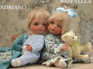 Bambole Adriano e Raffaella, Bambole porcellana da collezione - Bambole porcellana Montedragone - Bambole da collezione in porcellana di Bisquit, in posizione seduta, altezza 24 cm.