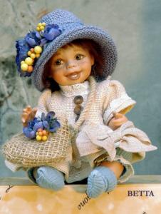 Betta - bambola in porcellana, Bambole porcellana da collezione - Bambole porcellana Montedragone - Bambola in porcellana di bisquit, in posizione seduta, altezza: 18/26 cm.