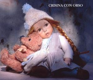 Cristina con Orso snodata, Bambole porcellana da collezione - Bambole porcellana Montedragone - Bambola artigianale in porcellana di bisquit, altezza: 24 cm.
