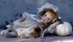 Collectible Porcelain Dolls - Porcelain Dolls - Bisque Porcelain Dolls - This porcelan doll beauty is almost 24 cm tall and comes with accessories shown, a Certificate of Authenticity and an beauty collectors box, fully articulated,