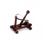 Medioevo - Miniature Storiche - Macchine e strumenti - Riproduzione di una Catapulta in miniatura realizzata in in legno e ferro, macchina da guerra sviluppata per il lancio di grosse pietre durante l'assedio alle fortezze.