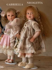 Gabriella e Nicoletta, Bambole porcellana da collezione - Bambole in porcellana, Novità - Bambole in porcellana, dimensione 38 cm, I costumi sono realizzati con i migliori tessuti e accessori.