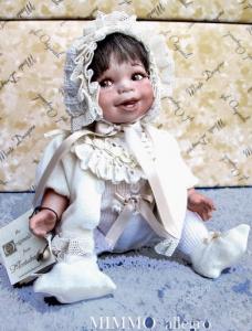 Bambola Mimmo allegro, Bambole porcellana da collezione - Bambole porcellana Montedragone - Bambola Mimmo allegro, altezza 28 cm. Bambola in posizione seduta.