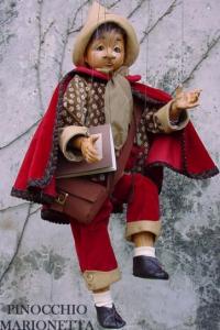 Pinocchio Marionetta, Bambole porcellana da collezione - Marionette in porcellana - Marionetta Pinocchio personaggio in porcellana di bisquit, altezza 68 cm.