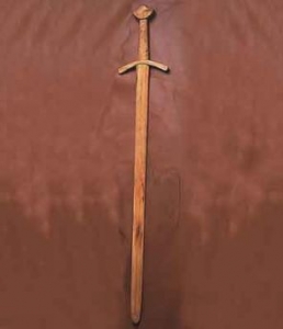 Spada medievale in legno, Spade e Armi antiche - Spade Medievali - Spada medievale realizzata interamente in legno adatta per essere utilizzata nella scherma storica. Lunghezza totale 107 cm.