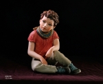 Bomboniere Porcellana - Sculture Sibania - Porcellana Sculture - Collezione: Di tutto Un po' - Statua in ceramica raffigurante bimbo seduto Alberto, larghezza 15,5 cm.
