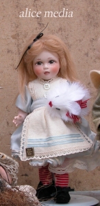 Alice media, Bambole porcellana da collezione - Personaggi delle Fiabe in porcellana - Bambola con occhi dipinti in porcellana di bisquit.