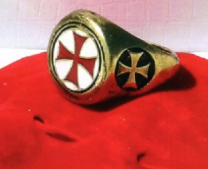 Anello Templare ottone, Gioielli - Gioielli Templari medievali - Anello Templare in ottone invecchiato con croce rossa smaltata su fondo bianco.