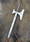 Medioevo - Asce e Mazze - Asce - Azza rinascimentale con scure su un lato e un martello dall'altro. In acciaio con manico in legno di media grandezza.