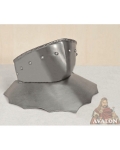 Armours - Medieval Body Armour - The Medieval bevor (bevors) is characterized by a shaped steel plate that can hook over the top of the shell.
Used in the Middle Ages, around 1350, lower part of the face and neck.