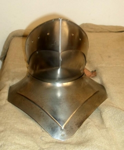 Bevor, Medieval Bevors, Armours - Medieval Body Armour - The Medieval bevor (bevors) is characterized by a shaped steel plate that can hook over the top of the shell.
Used in the Middle Ages, around 1350, lower part of the face and neck.