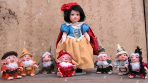 Biancaneve, Bambole porcellana da collezione - Personaggi delle Fiabe in porcellana - Bambola in porcellana di bisquit Dimensione: 26 cm di altezza.