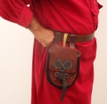 Medioevo - Oggettistica medievale - Oggetti Medievali - La scarsella nell'abbigliamento medioevale era una borsa dove veniva riposto il denaro, realizzata in  cuoio e allacciata alla cintura tramite due passanti.