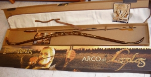 Bow of Legolas, World Cinema - The Lord of the Rings - Swords and Weapons - Original Swords - The Legolas bow is made out from a single piece of Manao wood. It's technical data are: 60" lenght, 28" draw-lenght, 14 wires bowstring. It is available in different types, from 35 to 50 lbs of power. It is equipped with two 30" lenght, iron tipped wooden arrows, that are an exact reproduction of the originals.