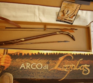 Arco Di Legolas, Medioevo - Archi e Balestre - Archi - Arco di Legolas con due frecce, ricavato da un'unica asta di legno Manao. (Prezzo promozionale).