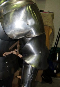 Armatura a Protezione del Braccio, Armature elmi scudi - Parti di Armatura - Parte di armatura medievale a protezione del braccio, equipaggiato con cinghie in cuoio per essere indossato.