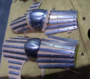 Protezione del Braccio, Armature elmi scudi - Parti di Armatura - Parte di armatura medievale a protezione del braccio, equipaggiato con stecche in acciaio su cuoio con cinghie per essere indossato.
