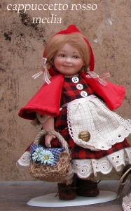 Cappuccetto Rosso media, Bambole porcellana da collezione - Personaggi delle Fiabe in porcellana - Bambola in porcellana di bisquit Dimensione: 21 cm di altezza