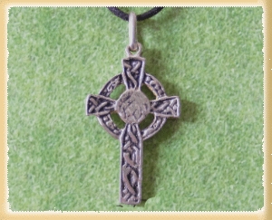 Croce Celtica, Gioielli - Tribali Etnici - Ciondolo raffigurante la Croce Celtica in Argento 925. Dimensione. mm. 35x20 - con laccetto in cotone cerato.