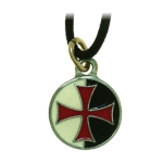 Gioielli - Gioielli Templari medievali - Ciondolo Croce Templare rossa su sfondo bianco e nero, realizzato in metallo placcato argento trattamento anallergico; viene fornito con il suo cordoncino in cotone.