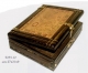 Medioevo - Oggettistica medievale - Oggetti Medievali - Cofanetto a forma di libro realizzato in legno lavorato a mano.
