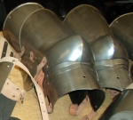 Armature elmi scudi - Parti di Armatura - Cosciale con ginocchiello (coppia)dotato di ala laterale a cuore, usato nel trecento, realizzato in ferro lavorato a mano.