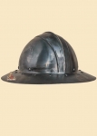 Armature elmi scudi - Elmi medievali - Cappello di ferro a coppo tondeggiante, costolato in mezzeria con una banda di rinforzo in ferro rivettata e tesa ampia, in uso nel Medioevo.