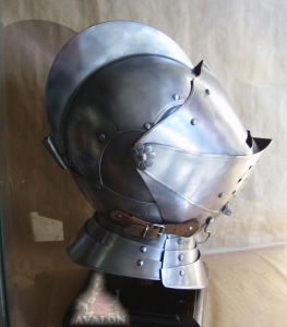 Elmo medievale da armatura, Armature elmi scudi - Elmi medievali - Elmo medievale con visiera ribaltabile, indossato dagli uomini di solito in abbinamento a un armatura completa.