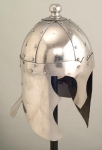 Armature elmi scudi - Elmi medievali - Elmo in acciaio indossabile, interamente lavorato a mano, usato nelle rievocazioni a protezione della testa, dimensioni: 33 x 23 cm.