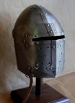 Armature elmi scudi - Elmi medievali - Elmo Indossabile, spessore: 1,2 mm 

indicare nelle note la circonferenza della testa
