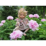 Porcelain Fairy Dolls - Porcelain Angels Dolls - Beautiful sitting porcelain fairy doll. Faras sitting .- Height: 42 cm.