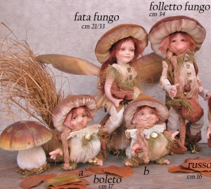 Folletto fungo in porcellana, Fate Folletti di Porcellana - Folletti elfi in porcellana - Personaggio in porcellana di biscuit da collezione Montedragone, altezza: 34 cm. Prezzo riferito al solo folletto Fungo.
