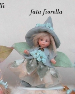Fata Fiorella bomboniera, Bambole porcellana da collezione - Bomboniere in porcellana - Fatina in porcellana di bisquit, bomboniera artigianale, disponibile a scelta in vari colori, altezza: 15 cm.