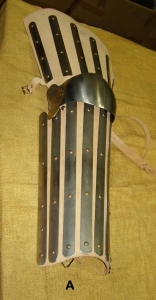 Protezione delle Gambe, Armature elmi scudi - Parti di Armatura - Parte di armatura medievale a protezione delle gambe, equipaggiato con stecche in acciaio su cuoio con cinghie per essere indossato.