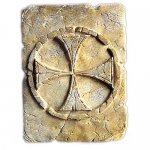 Medioevo - Templari - Oggetti Templari - Mattonella in resina recante in rilievo il simbolo della Croce Patente templare lavorata a mano.