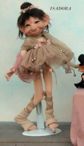 Isadora Ballerina, Fate Folletti di Porcellana - Personaggi Etnici in porcellana - Bambola in porcellana di bisquit Collezione Montedragone, altezza: 40 cm.