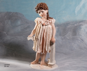 Scultura in porcellana - Lavinia, Bomboniere Porcellana - Sculture Sibania - Scultura in porcellana raffigurante una bambina, Lavinia, altezza 36cm. splendida statuina in porcellana fatta a mano in Italia.