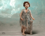 Bomboniere Porcellana - Sculture Sibania - Scultura in porcellana raffigurante una bambina, Letizia, altezza 26,5cm. splendida statuina in porcellana fatta a mano in Italia.